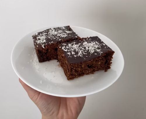 Kókuszos sütemény kézben tartva