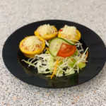 Sajtos sonkás zöldséges muffin tálalva